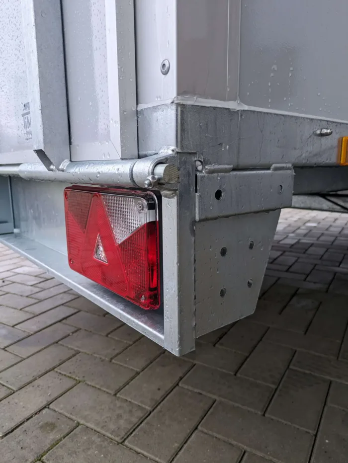 Kofferanhänger 306x154x200 2000kg  Auffahrrampe – Bild 8